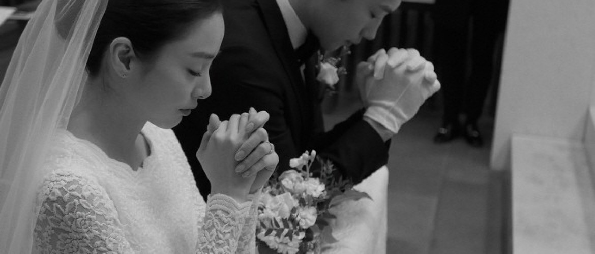 韓國銀色夫妻又一對，金泰希& Rain 絕美婚紗曝光！？原來是挑這一件！