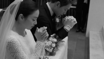 韓國銀色夫妻又一對，金泰希& Rain 絕美婚紗曝光！？原來是挑這一件！
