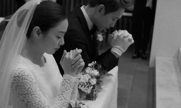 韓國銀色夫妻又一對，金泰希& Rain 絕美婚紗曝光！？原來是挑這一件！