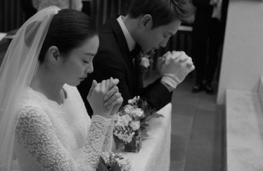 韓國銀色夫妻又一對，金泰希& Rain 絕美婚紗曝光！？原來是挑這一件！