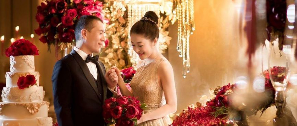 Glamorous wedding filled with gold and red colour