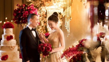 Glamorous wedding filled with gold and red colour