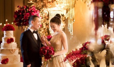 Glamorous wedding filled with gold and red colour