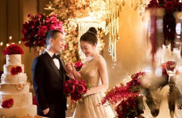 Glamorous wedding filled with gold and red colour