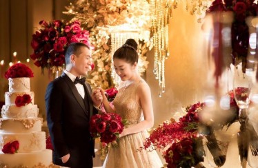 Glamorous wedding filled with gold and red colour