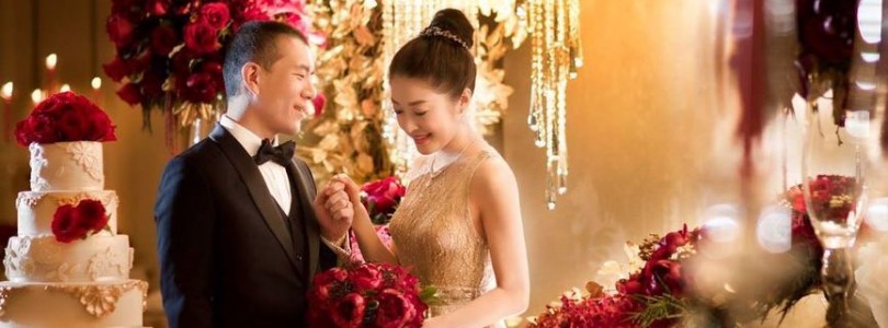 Glamorous wedding filled with gold and red colour