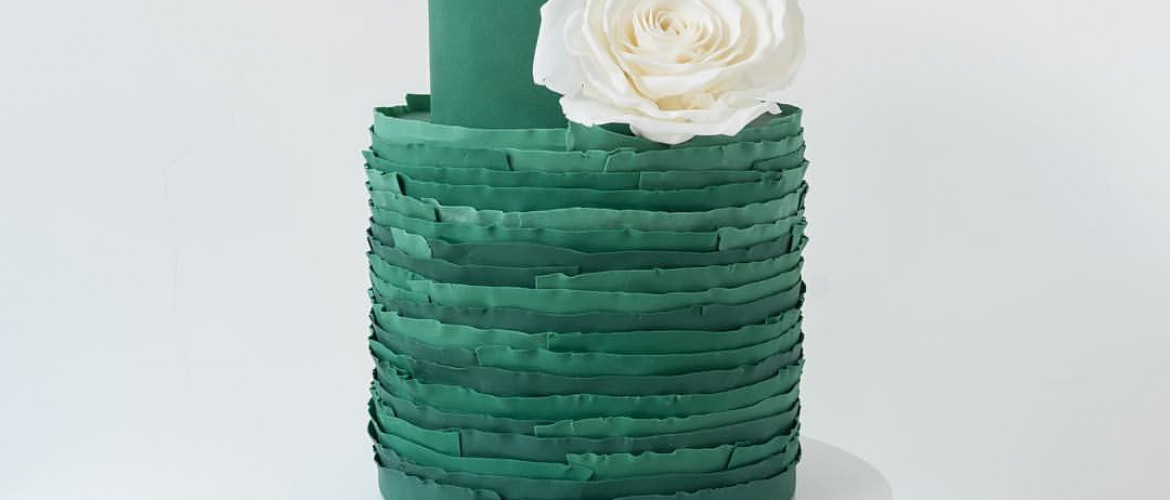 exceptionally chic wedding cake