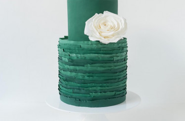 exceptionally chic wedding cake