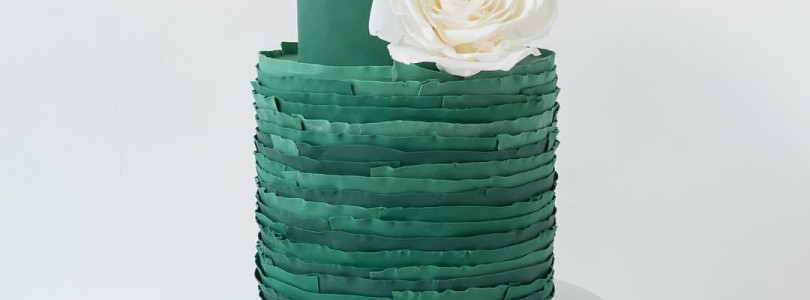 exceptionally chic wedding cake