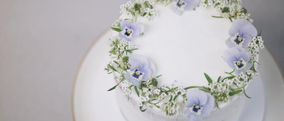 edible flower wreath cake