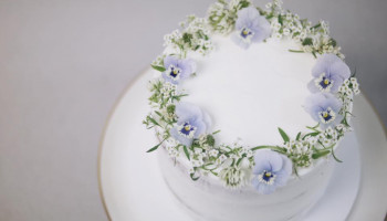 edible flower wreath cake