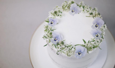 edible flower wreath cake