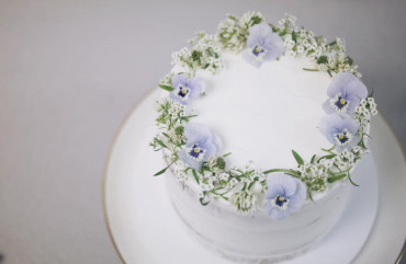 edible flower wreath cake
