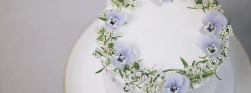 edible flower wreath cake