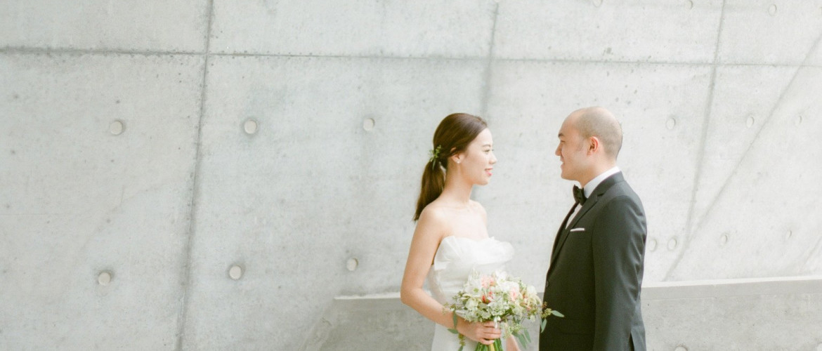 Love the cool tone for this stylish couple!