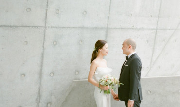 Love the cool tone for this stylish couple!