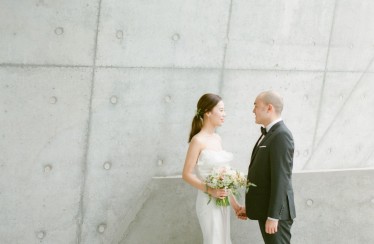 Love the cool tone for this stylish couple!