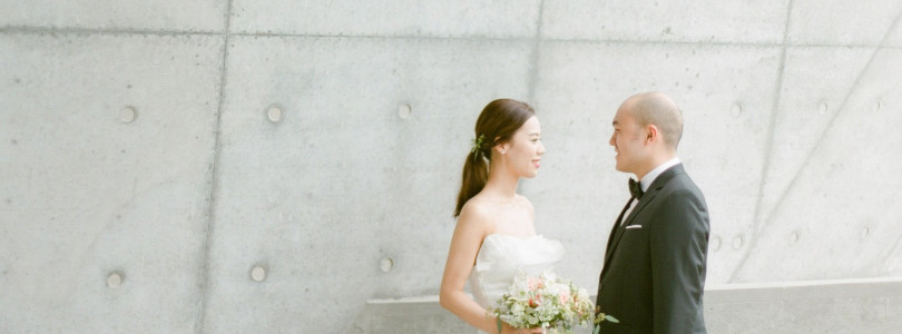 Love the cool tone for this stylish couple!