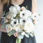 輕散亂花球: white, black, blue and light peach