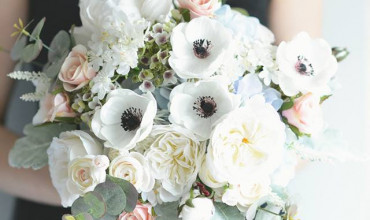 輕散亂花球: white, black, blue and light peach