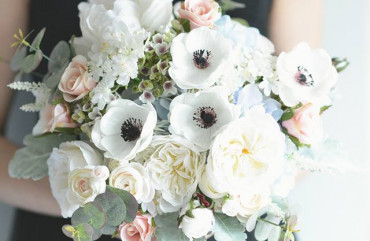 輕散亂花球: white, black, blue and light peach