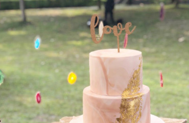 A lovely outdoor wedding in Hong Kong with the Agate Rock theme?