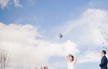 青空の下の結婚写真