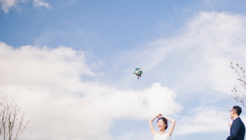 青空の下の結婚写真
