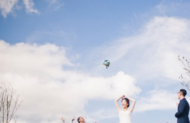 青空の下の結婚写真