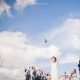 青空の下の結婚写真