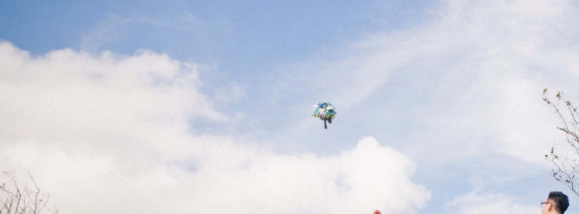 青空の下の結婚写真